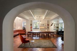 基安蒂格雷夫Casolese di Vignamaggio的用餐室以及带桌椅的起居室。