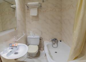 桑托多明戈德锡洛斯桑托多明戈德西洛斯旅馆的浴室配有白色卫生间和盥洗盆。