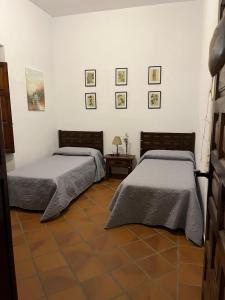El CarrascalejoCasa Rural "El Carrasca"的卧室内两张并排的床