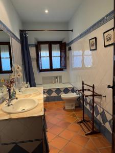 El CarrascalejoCasa Rural "El Carrasca"的一间带两个盥洗盆和卫生间的浴室