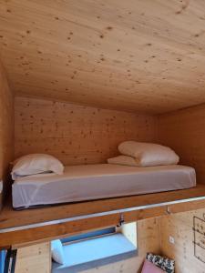 楼尔Location Tiny House Loule的配有木天花板的客房内的两张床