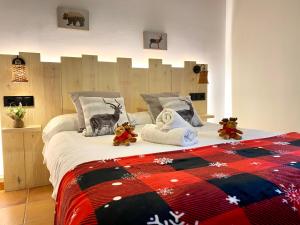 巴鲁尔拉阿塔蒙坦亚酒店的一间卧室设有一张大床,里面放着动物