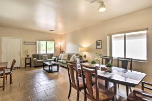 AvraSunny Tucson Home Near Saguaro Natl Park!的客厅配有桌子和沙发
