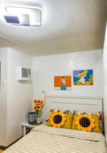 MarilaoBulacan Staycation At Urban Deca Homes Marilao的一间卧室配有一张带黄色枕头的床