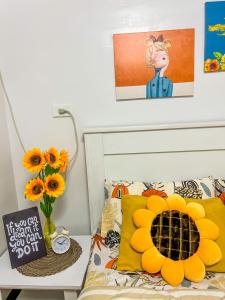 MarilaoBulacan Staycation At Urban Deca Homes Marilao的一间卧室,配有一张带向日葵的床