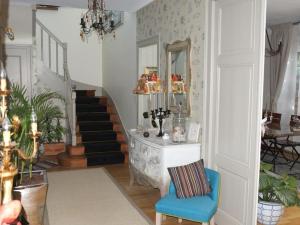 瓦讷Ti Laouenek的客房设有带镜子和椅子的楼梯。