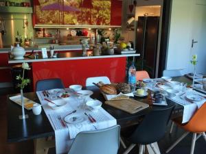 瓦讷Ti Laouenek的厨房配有餐桌和食物
