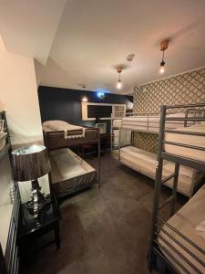鹿特丹瑟斯比耶谢尔酒店的一间设有几张双层床的客房