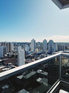 圣达菲Departamento de un dormitorio - HIPÓLITO的从大楼顶部可欣赏到城市美景