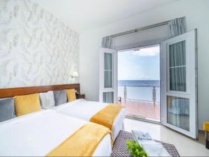 Sabinosa巴尔内阿里奥波索德拉萨卢德酒店的一间卧室配有一张床,享有海景
