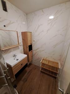 瓦拉日丁Apartman Stefany的一间带水槽和镜子的浴室