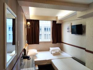 香港Celltronik Hostel 先創旅店的小房间设有床和窗户