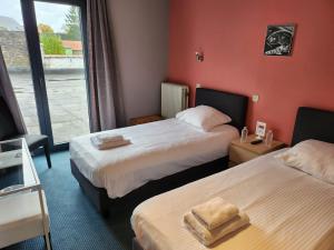 弗朗科尔尚斯帕皮乐旅舍的酒店客房设有两张床和窗户。