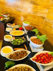 瓦迪穆萨佩特拉埃斯佩兰萨住宿加早餐旅馆的桌子上放着各种食物的碗