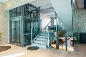卡利什拉祖尔酒店、水疗及会议中心的玻璃建筑,房间内设有楼梯