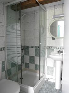 亚斯凯恩Auberge Trabenia的带淋浴和盥洗盆的浴室