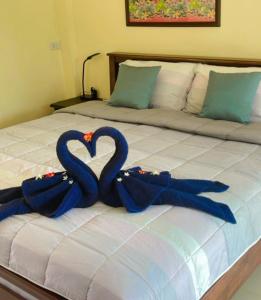 高兰桑纳塔度假屋的一张有两根蓝色的带子的心形床
