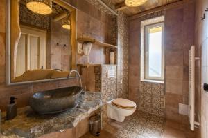 布莱德Central Bled House的一间带石质水槽和卫生间的浴室