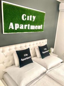 什图罗沃City Apartment的墙上有标志的白色沙发