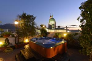 庞贝帕尔马酒店的建筑物屋顶上的热水浴池