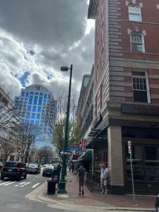 诺福克Downtown Norfolk Loft的一条城市街道,人们在人行道上散步