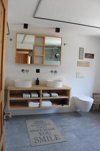 圣玛利亚瓦尔姆斯塔尔paclera79的浴室设有2个水槽和镜子