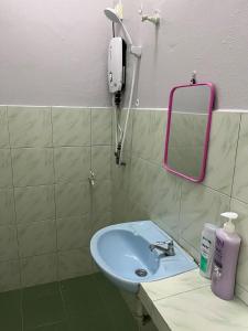 Malim NawarHomestay Malim Nawar的一间带水槽的浴室和墙上的一部电话