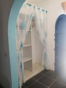 MezraneDar Chick Yahia Ile De Djerba的一间设有楼梯、窗帘和架子的房间