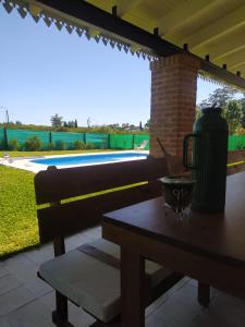 乌拉圭河畔康塞普西翁Casa quinta La Justina的庭院景露台的温热器桌子