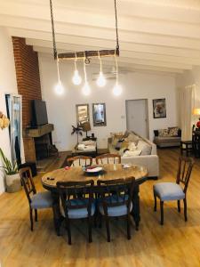 乌拉圭河畔康塞普西翁Casa quinta La Justina的客厅配有桌椅