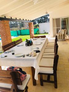 乌拉圭河畔康塞普西翁Casa quinta La Justina的餐桌、椅子和白色桌布
