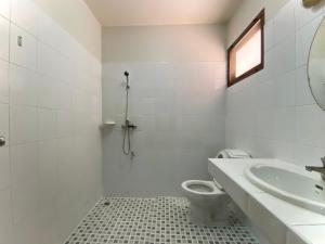 萨科特山Mom and Me Resort & Farm的白色的浴室设有水槽和卫生间。