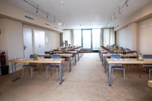 班贝格Altstadthotel Messerschmitt的教室里配有桌椅