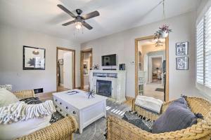 里诺Enchanting Reno Retreat with Deck Walk to Midtown!的带沙发和壁炉的客厅