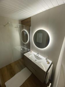 圣佩德罗温泉THE RIVER HOUSE - Termas Guesthouse的白色的浴室设有水槽和镜子