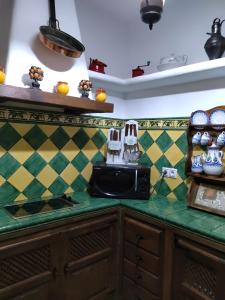 伊斯纳哈尔Casa la serena的厨房配有绿色的台面和黄色的瓷砖