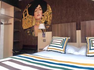 维希HOTEL ARVERNA VICHY - ClT'HOTEL的一间卧室配有一张壁画床