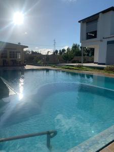 盖尼特拉Magnifique villa avec piscine的大楼前方的一大片蓝色海水