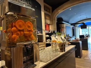 韦弗尔海姆可提纳酒店的厨房的柜台上放着一大堆橘子