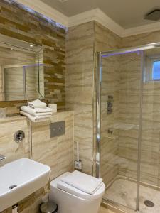 埃文河畔斯特拉特福克罗弗特宾馆的带淋浴、卫生间和盥洗盆的浴室