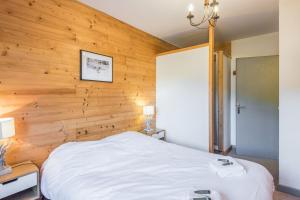 梅杰夫Charming apartment in a chalet with big terrasse and beautiful view的一间卧室设有木墙和床