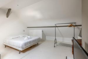 多维尔Design house in the center of Deauville - Welkeys的一间白色卧室,卧室内配有一张床