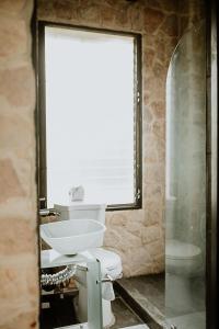 TamborCastillo Tambor Resort & Restaurant的浴室配有白色卫生间和盥洗盆。