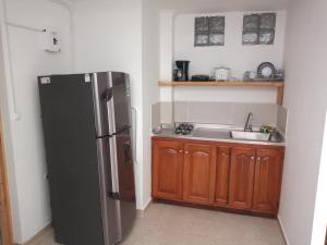 麦德林Estadio APARTE HOTEL 203的厨房配有冰箱和水槽
