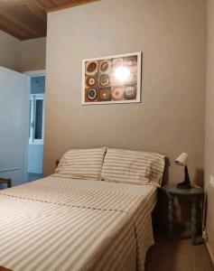 KrokeaíArtemis House的卧室配有一张床,墙上挂着甜甜圈的照片