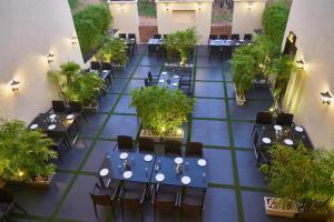 戈尔哈布尔Hotel Shlok- Pure Veg , Kolhapur的享有带桌椅的餐厅的顶部景致