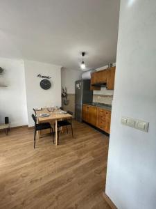 巴尔德利纳雷斯Precioso apartamento con vistas en Valedlinares的一间带桌子的厨房和一间餐厅