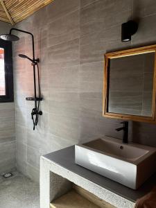 姆布尔Terra Lodge Sénégal的一间带水槽和镜子的浴室