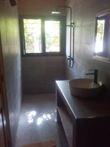 姆布尔Terra Lodge Sénégal的一间带水槽和窗户的浴室