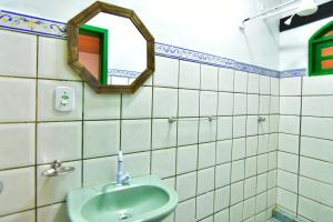 阿拉亚尔-杜卡布Villas Boas的一间带水槽和镜子的浴室